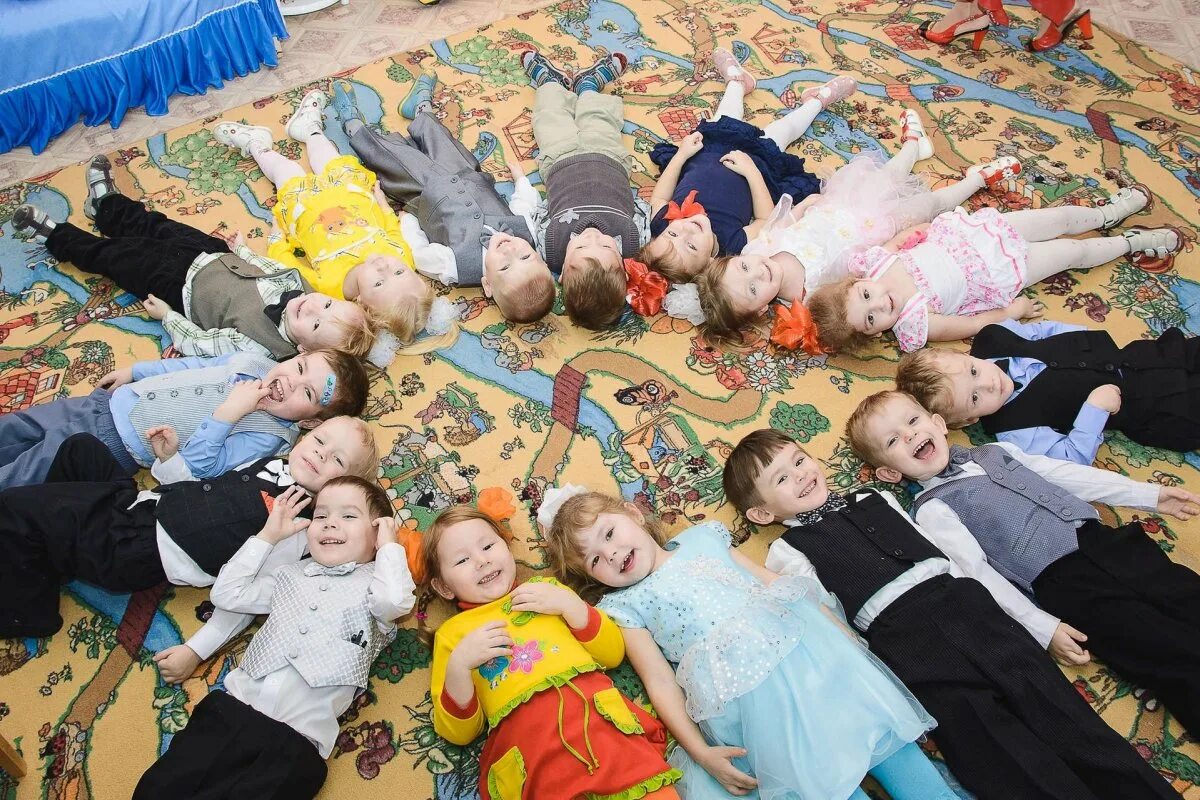 Фото детей в детском саду. Идеи фотосъемки в детском саду. Дети в саду. Фотосессия в детском садике.