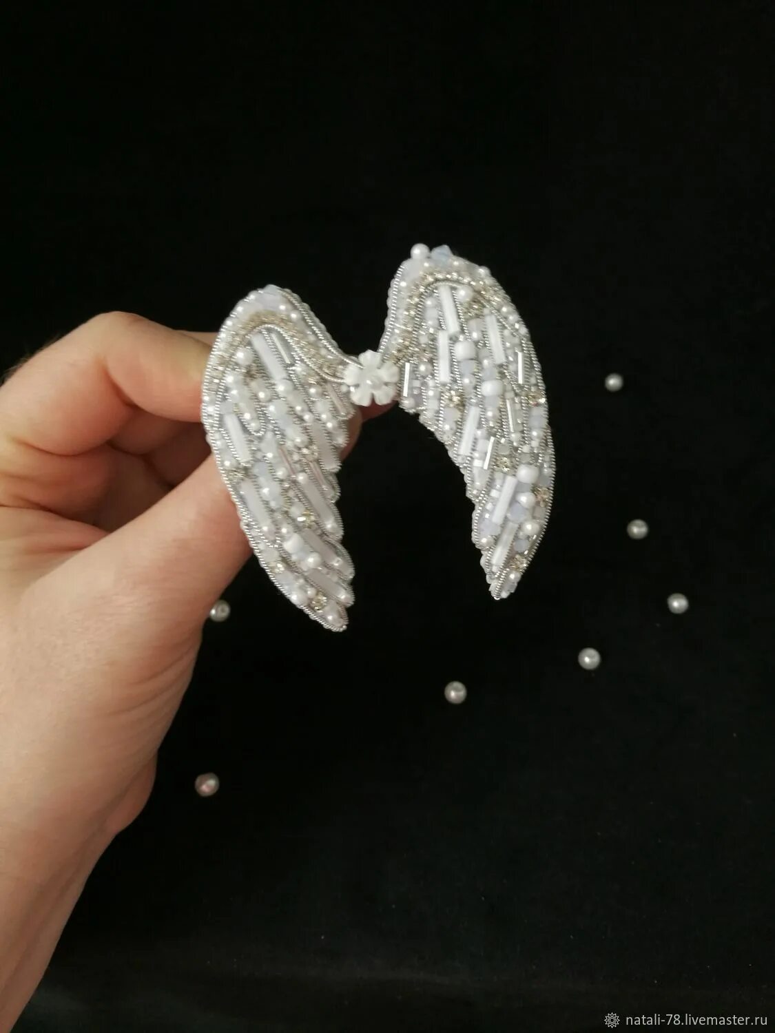 Серьги крылья из бисера. Брошь крылья из бисера. Крылья из проволоки и бусин. Серьги из стекляруса. Как сделать крылья из бисера.