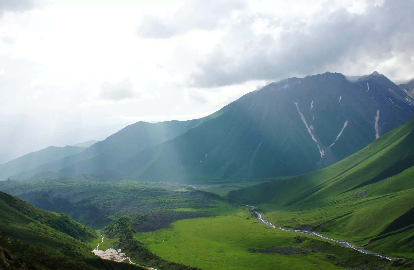 Есть ли южная осетия. Озеро Эрцо Южная Осетия. Южная Осетия Цхинвал горы. Кударское ущелье Южная Осетия. Квайса Южная Осетия природа.