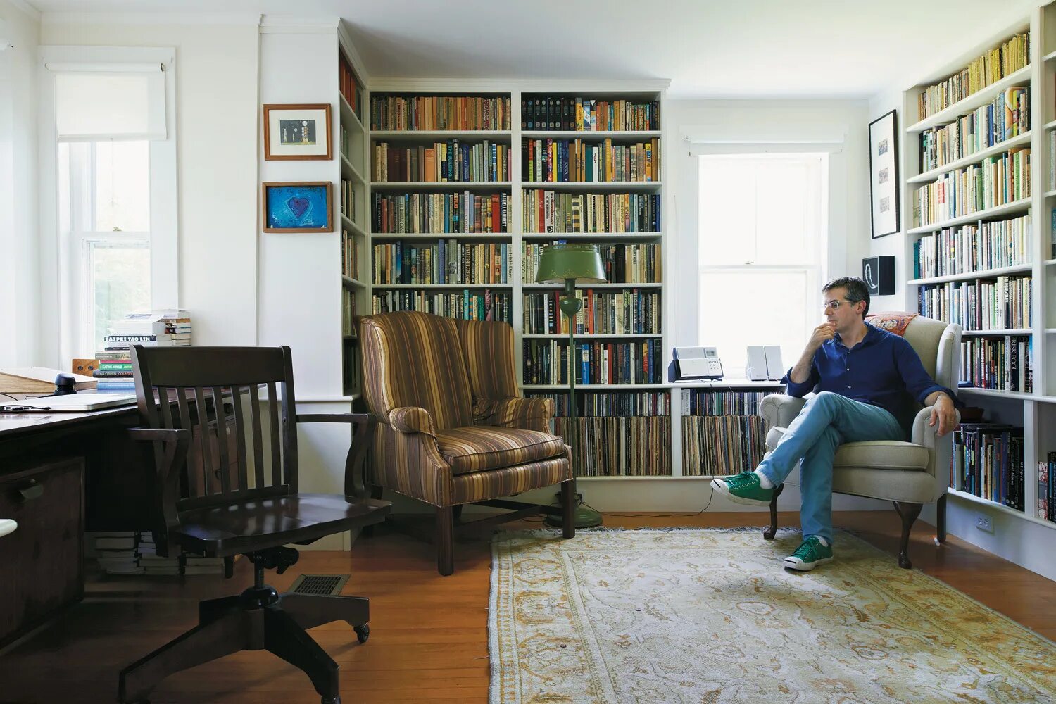 Домашняя библиотека. Мужчина в домашней библиотеке. Домашние библиотеки писателей. Книги в интерьере квартиры.