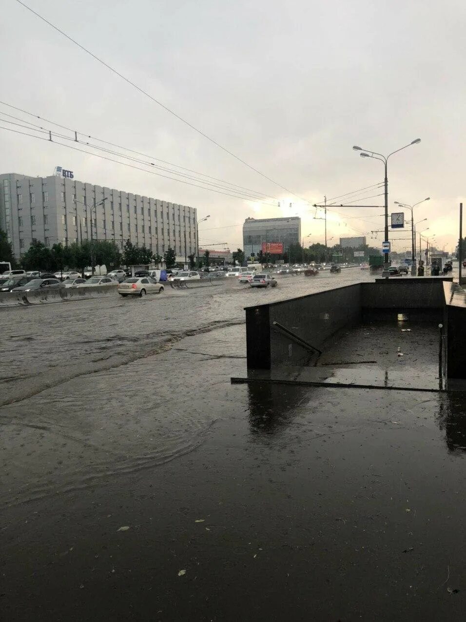 20.06.2020 Варшавское шоссе Москва затопило. Москва ливни затопило. Наводнение в Москве 2020. Потоп в Москве 20 июня 2020. Течет давно не было