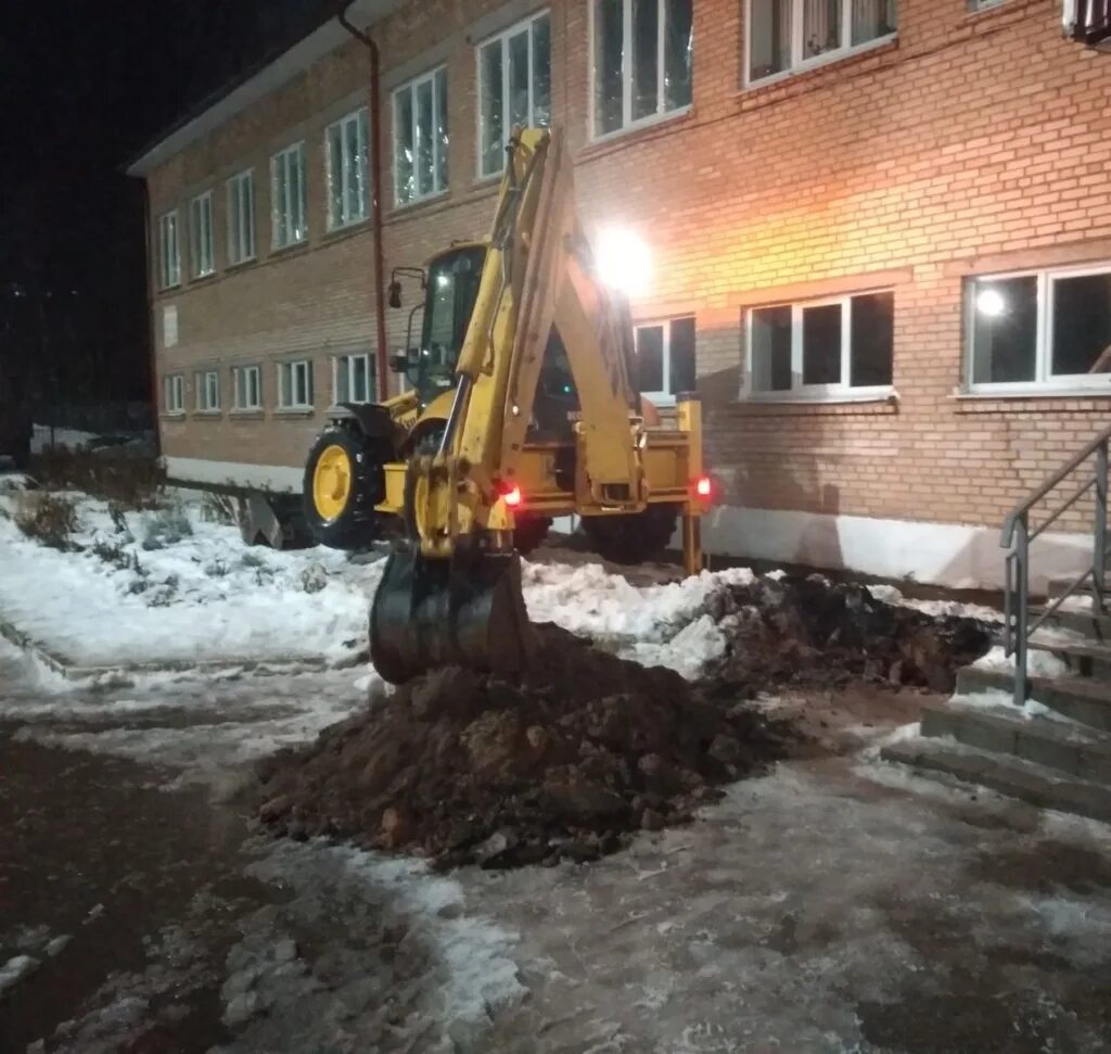 Вяземский вечер. Коммунальная авария Смоленск. Смоленск Коммунальная авария прорыв. Вяземское коммунальное управление Вязьма. Прорыв трубы в Вязьме МЖК.