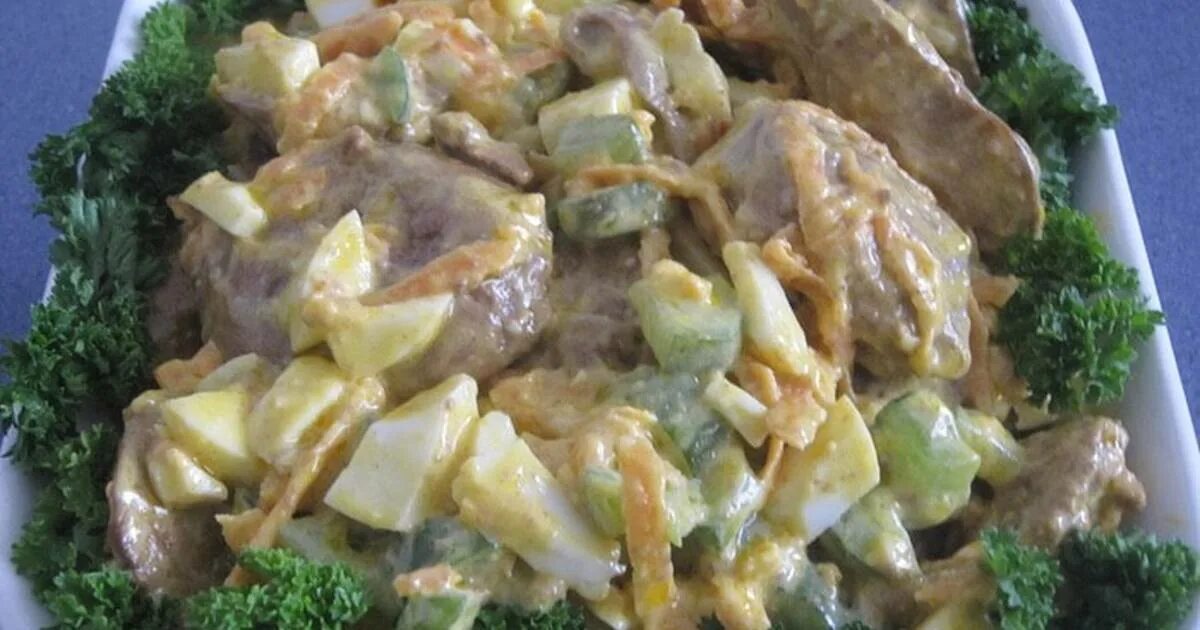 салат с жареной печенью. куриная печень салаты простые. салат из куриной печени простой. салат с куриной печенью. салат говядина сливочный соус.