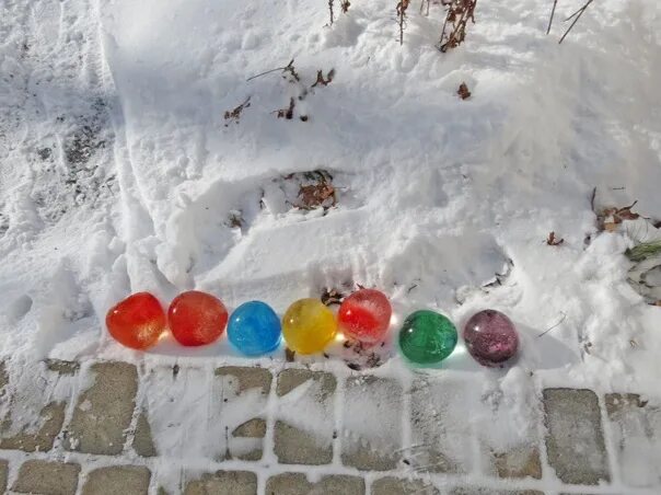 Воздушные шары с приколами. Шары зимой. Шарик со снегом. Шарик на улице зимой. Шарик на улице зимой.