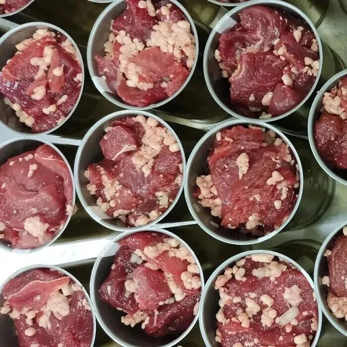 Тушенка наша. Тушенка наше все. Вкусная белорусская тушенка. Банка тушенки. Тушенка красная банка.