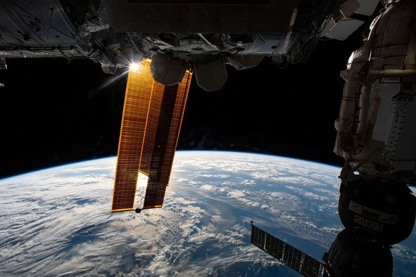 20 декабря 2023 мир космоса. 20 декабря 2023 мир космоса. день авиации и космонавтики. вид на землю с мкс. картина космос.