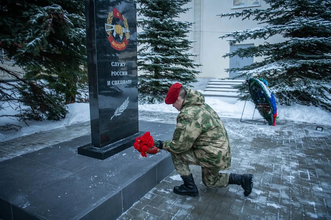 Участники сво смоленск. Памятник погибшим солдатам. Памятник погибшему солдату. Медали на памятник.