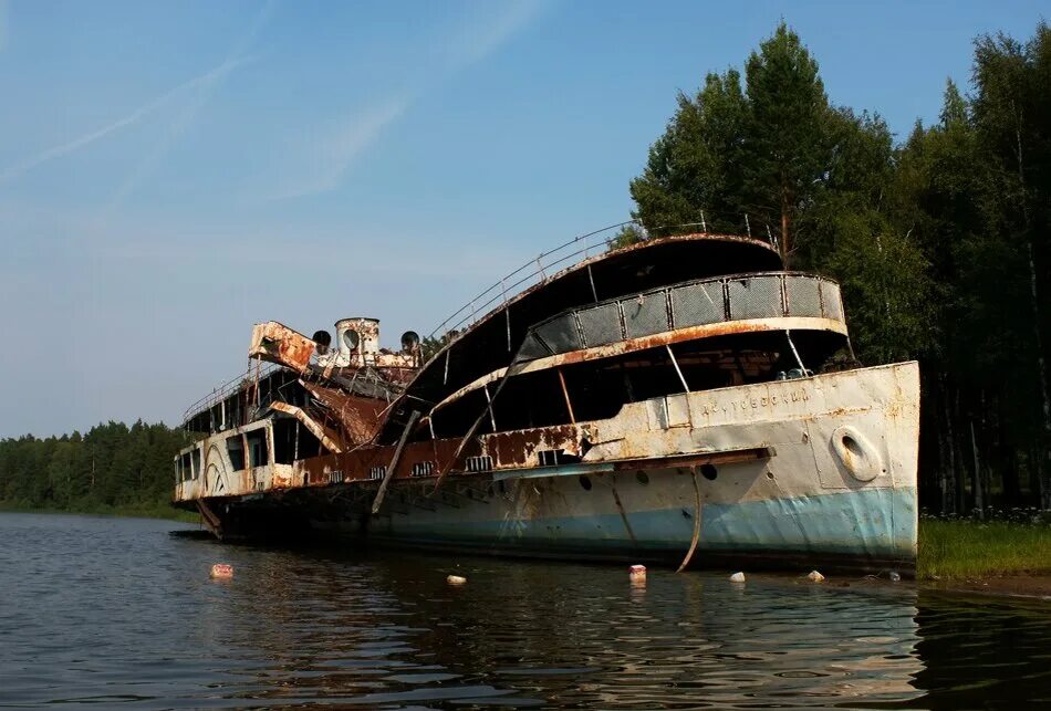Пароход в лесу. Пароход достоевский кимры. колесный пароход достоевский. заброшенный теплоход «фёдор достоевский».