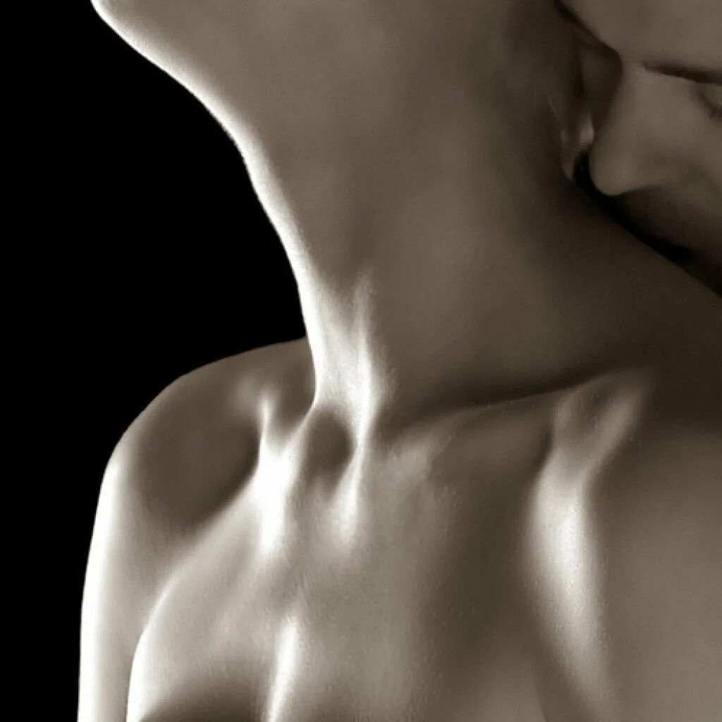 Поцелуй в шею. Целует в шею. Поцелуй женской груди. Нежный поцелуй в шею. Целую спину мужчине