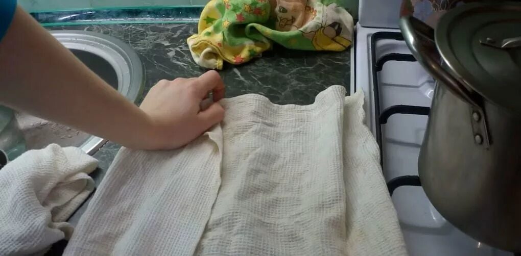 Грязные кухонные полотенца. Кухонные полотенца с пятнами. Стирка кухонных полотенец в стиральной машине. Стираем кухонное полотенце в машинке.