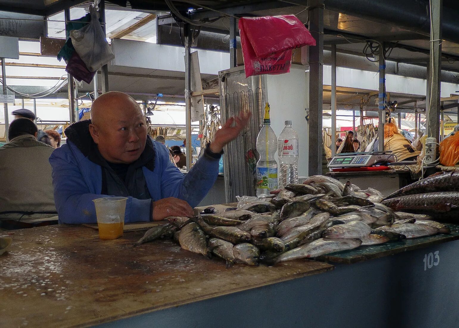 Рыбное купить рыбу. Центральный рынок Ростова-на-Дону рыбный рынок. Продавец рыбы. Рыба на рынке. Продавец рыбы на рынке.