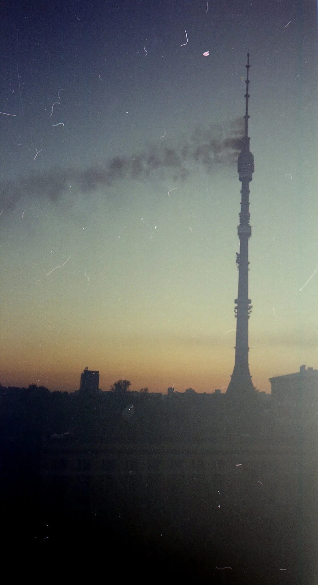 Москва 2000 год башня останкино. Останкинская телебашня падает. Останкинская башня ссср 1995. Слепую девушку не пустили на останкинскую башню. Пожар на останкинской телебашне.