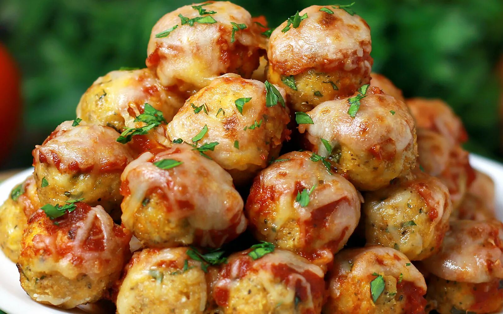 Рецепты вкусных фрикаделек с фото. Мясные шарики в духовке. Тефтели в духовке. Фрикадельки в духовке. Куриные фрикадельки в духовке.