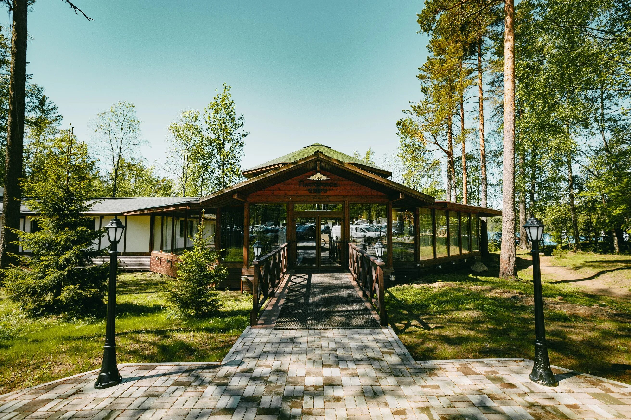 Загородные клубы дома. Турбаза пасторское озеро. Пасторское озеро Ленинградская область. Пасторское озеро ресторан. Пасторское озеро Ленинградская область база отдыха.