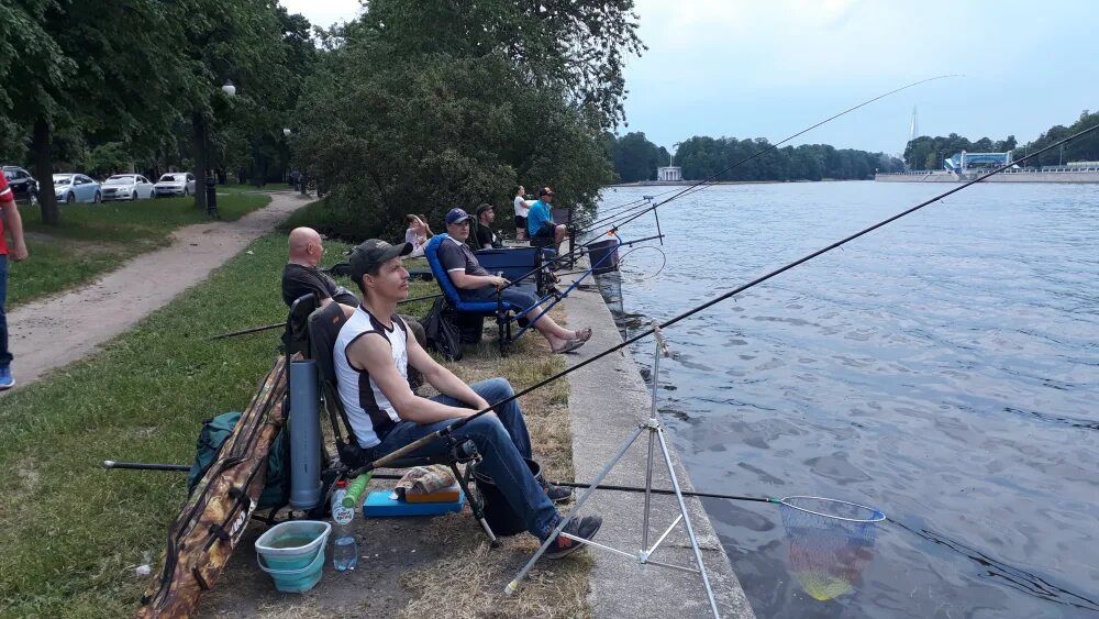 Ловля на неве. Рыбаки на Неве. Рыбалка в Питере. Рыбалка в СПБ на Неве.