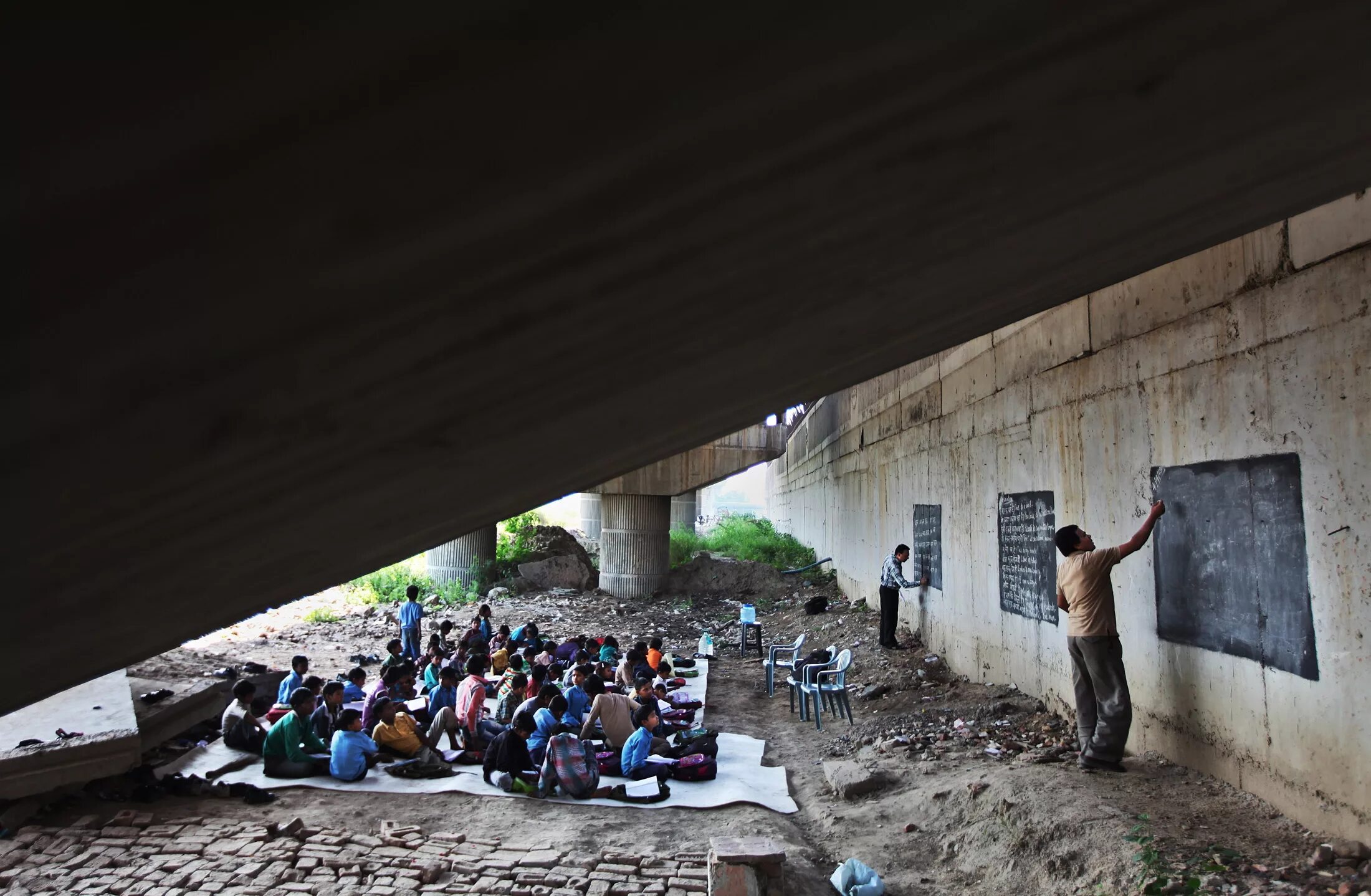 Unusual schools. Школа под мостом. Нью-Дели, Индия. Школа под мостом в Индии. Школа под мостом в Нью Дели. Школа для бедных Индия.