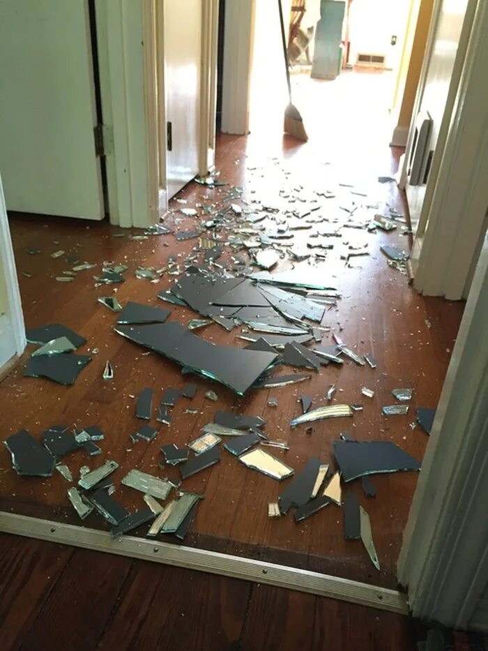 Разбил пол. Разбитая стекло в доме. Разбитые зеркала. Разбить зеркало.