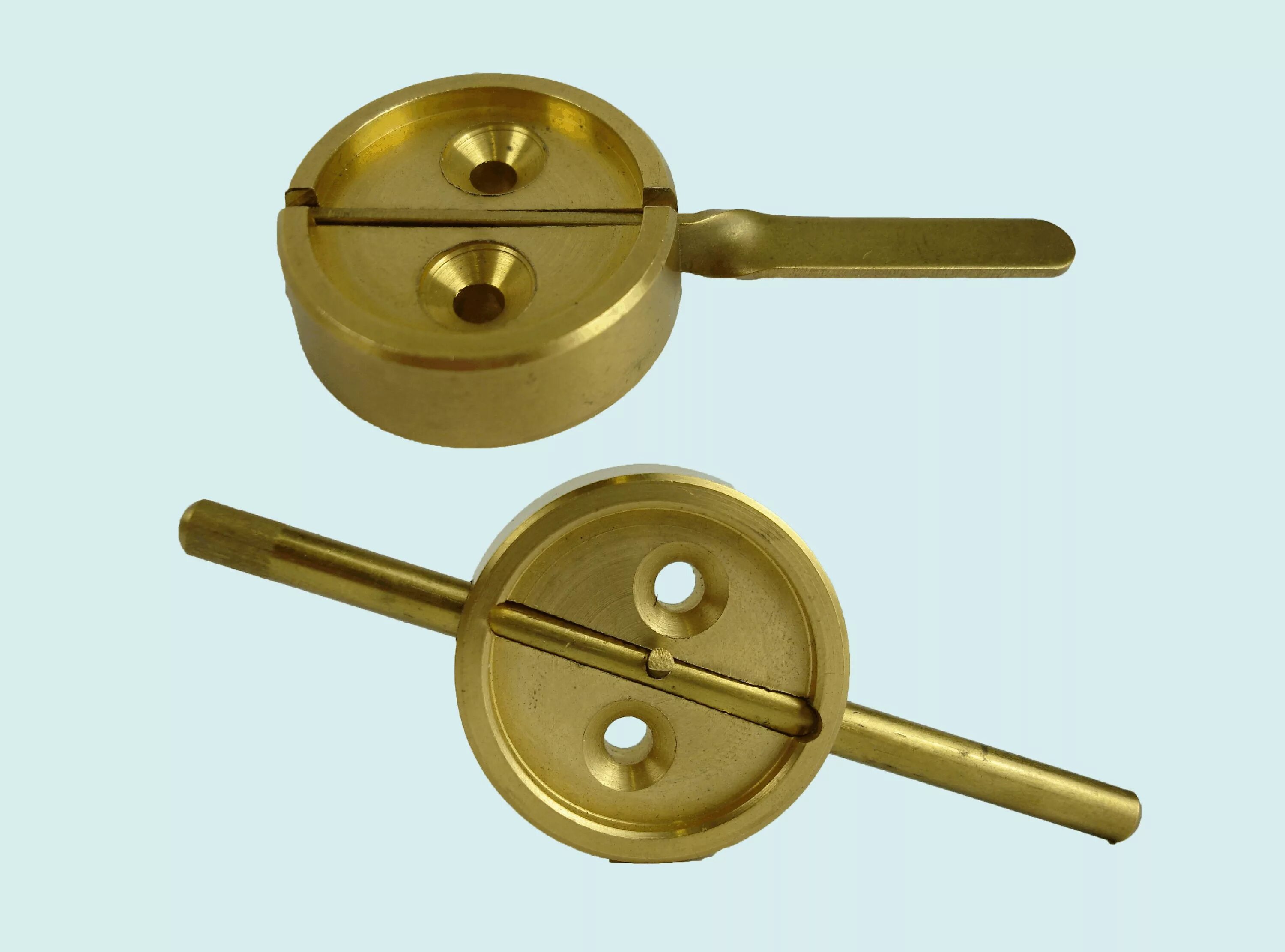 Чашка для опечатывания с флажком. Приспособление для опечатывания замочных скважин. Шток откидной для опечатывания. Опечатывающее устройство для сейфов. Плашка для опечатывания флажок.