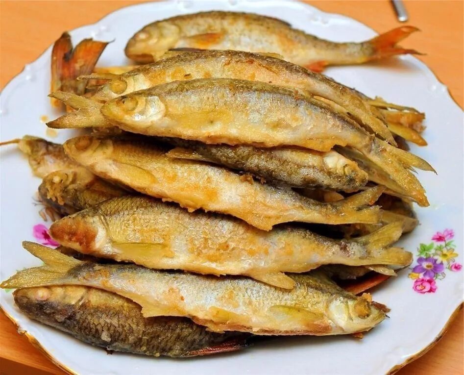 Сделать мойву. Мойва в духовке. Мойва запеченная в духовке. Мойва жареная фото. Шкара из барабульки.