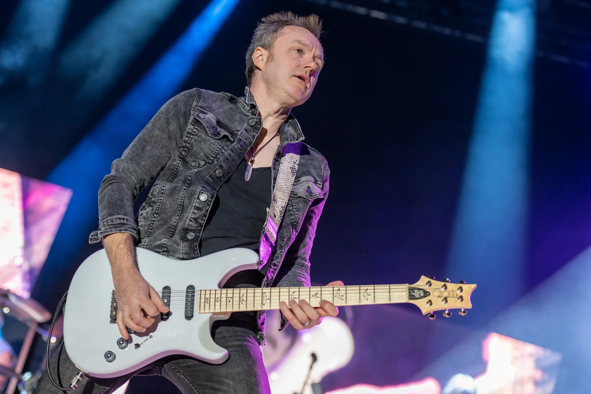 Simon mcbride the fighter 2022. Новый гитарист deep purple саймон макбрайд. Deep purple with simon mcbride. Саймон макбрайд фото. Саймон макбрайд.