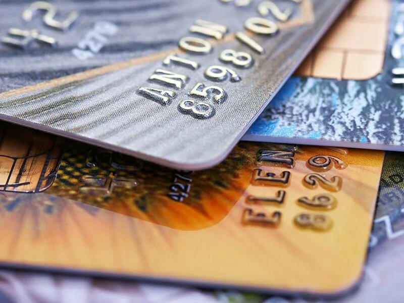 Пластиковая карта и деньги. Формуляр для кошелька сколько стоит. Bodenschatz кошельки женские. Бумажная кредитная карта. Кредитные банковские карты.