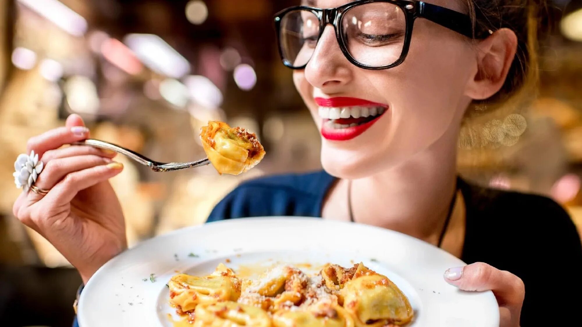 Женщина ест. Человек с едой. Девушка с едой. Девушка с едой. Наслаждение едой.