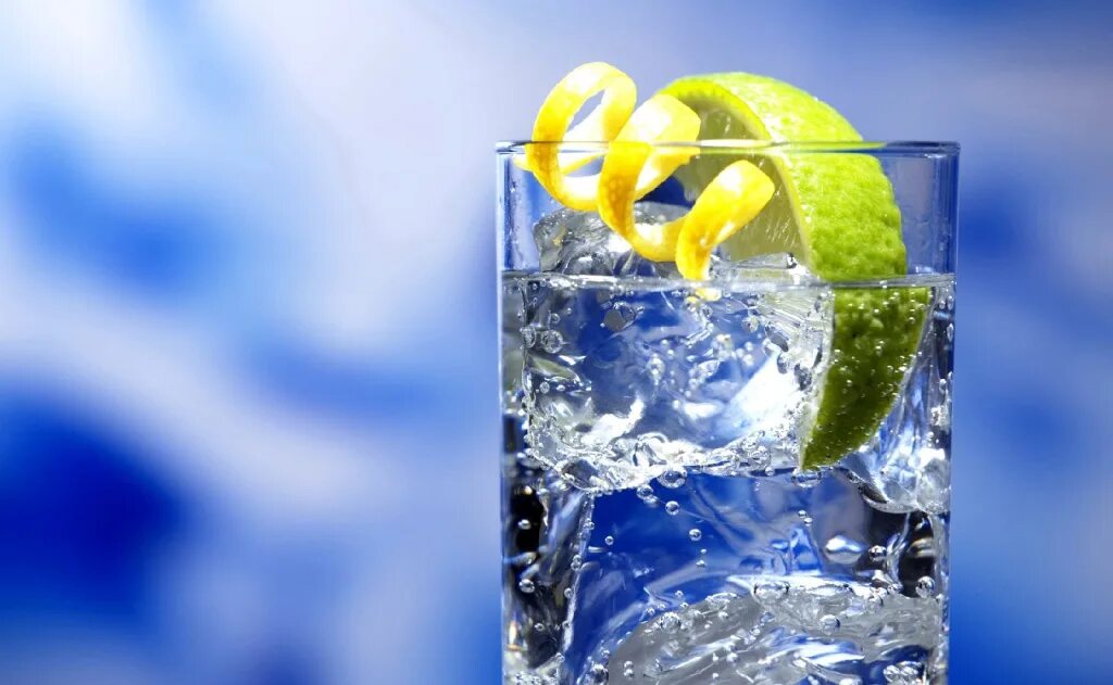 Холодная вода с лимоном. Джин тоник с лаймом. Джин тоник коктейль. Вода со льдом. Лимонад со льдом.