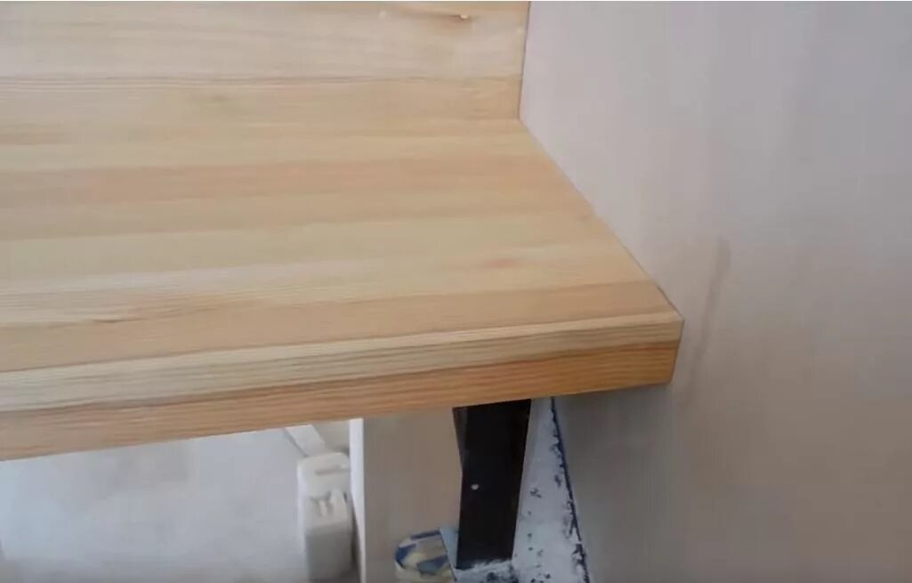 Подступенок для лестницы. Крепление ступени к косоуру. Крепление ступени к тетиве лестницы. Крепеж лестницы сбоку ступени. Облицовка бетонной лестницы деревом технология.