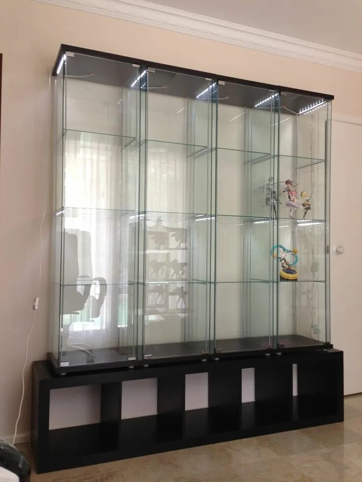 Стеклянный шкаф москва. Detolf витрина. икеа detolf. стеклянный шкаф витрина икеа. витрина икеа стеклянная.
