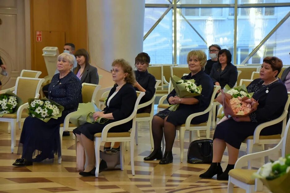 Белгород награждение. Директор Белгородской филармонии. Вручение наград в филармонии Кургана. Награждение в Белгороде. Филармония Белгород сотрудники.