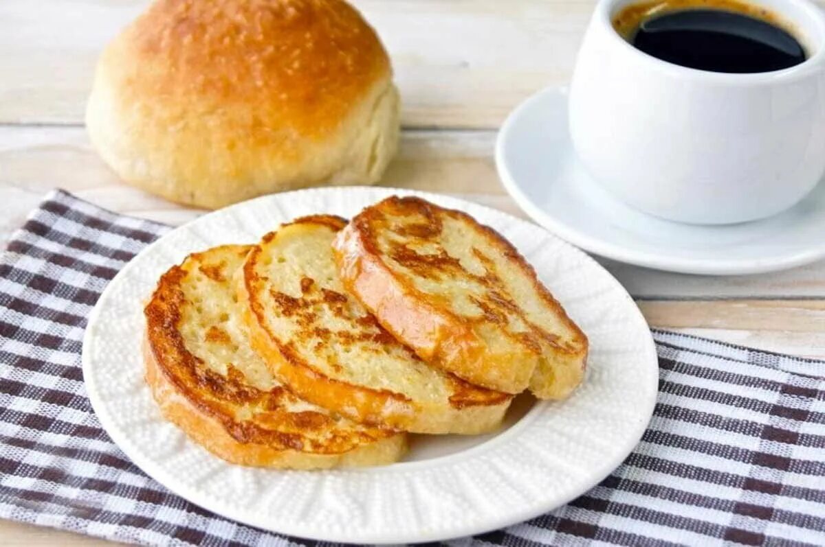 Рецепт хлеба с сахаром. Жареный хлеб. Жареный хлеб с яйцом. Батон в молоке и яйце. Хлеб жареный в яйце и молоке.