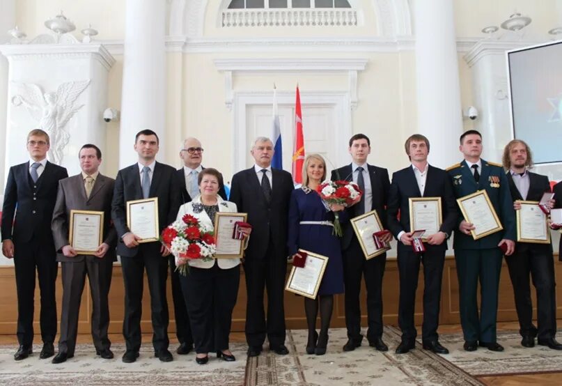 Премия Попова правительство Санкт Петербурга. Награда Молодежная премия Санкт-Петербурга. Правительство СПБ люди. Награждение студентов в Смольном.