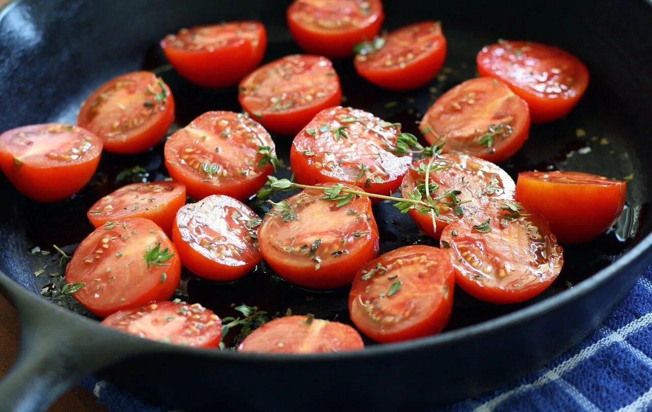 Рецепты со свежих помидор. Помидор. Блюда из томатов. Помидоры на сковородке. Фаршированные помидоры на сковородке.