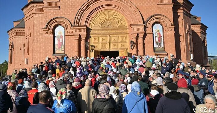 Крестный ход в белгороде 2024 видео. Крестный ход в Волгограде на Пасху 2023. Крестный ход в Волгограде 16. Пасхальные молитвы после крестного хода.