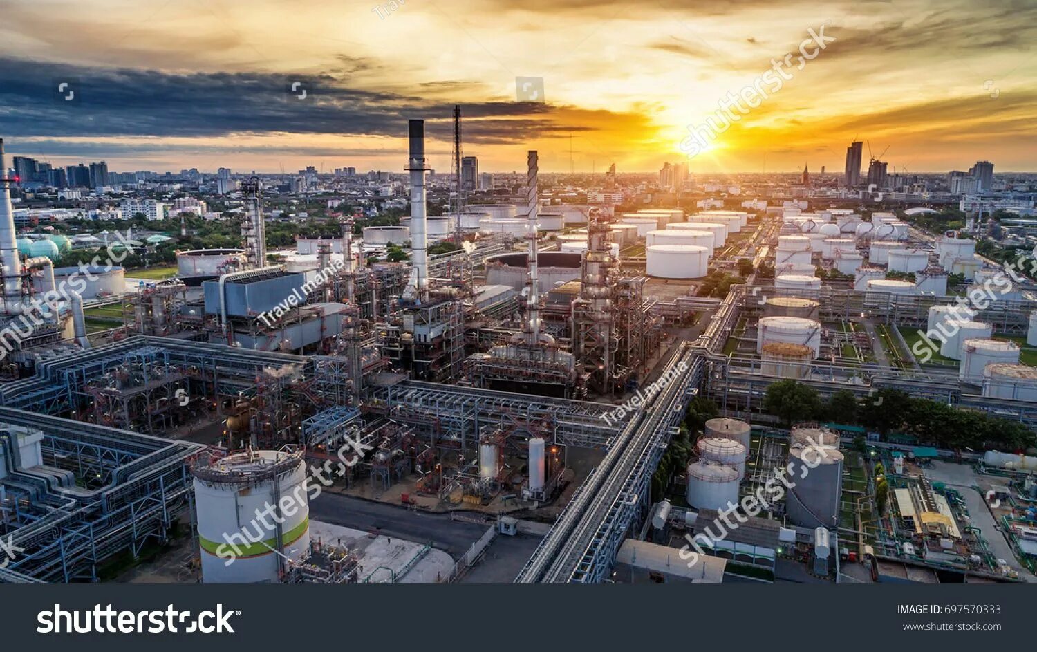 Города индустриальные центры. Нефтеперерабатывающий завод в Таиланде. Роттердамский НПЗ. Промышленность в городе. Промышленный город.
