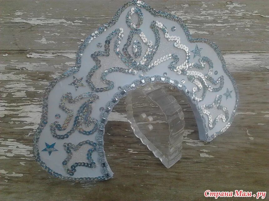 Кокошник из фоамирана для снегурочки. Кокошник канзаши для снегурочки. Ободок снегурочки. Кокошник снегурочки своими руками. Кокошник канзаши для снегурочки.