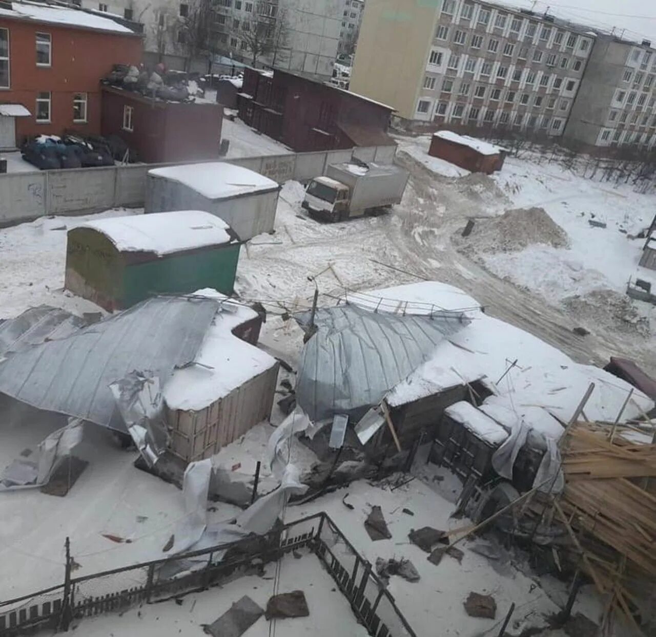Ураганом снесло крышу. Ураганом снесло крышу. Сорвало крышу. Крышу сносит ураганом. Ураган в школе.