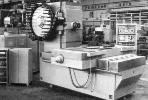 станок с чпу джон пэрсонс. станок программный токарный 16а20ф3. джон парсонс чпу первый станок. первые чпу. джон парсонс первый станок.