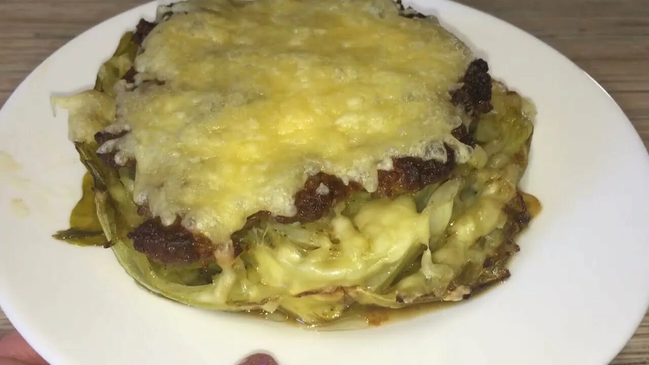 Рецепт капустных стейков с фаршем. Капуста стейки в духовке. стейк из капусты в духовке. стейк из капусты на сковороде. стейки из капусты с фаршем.