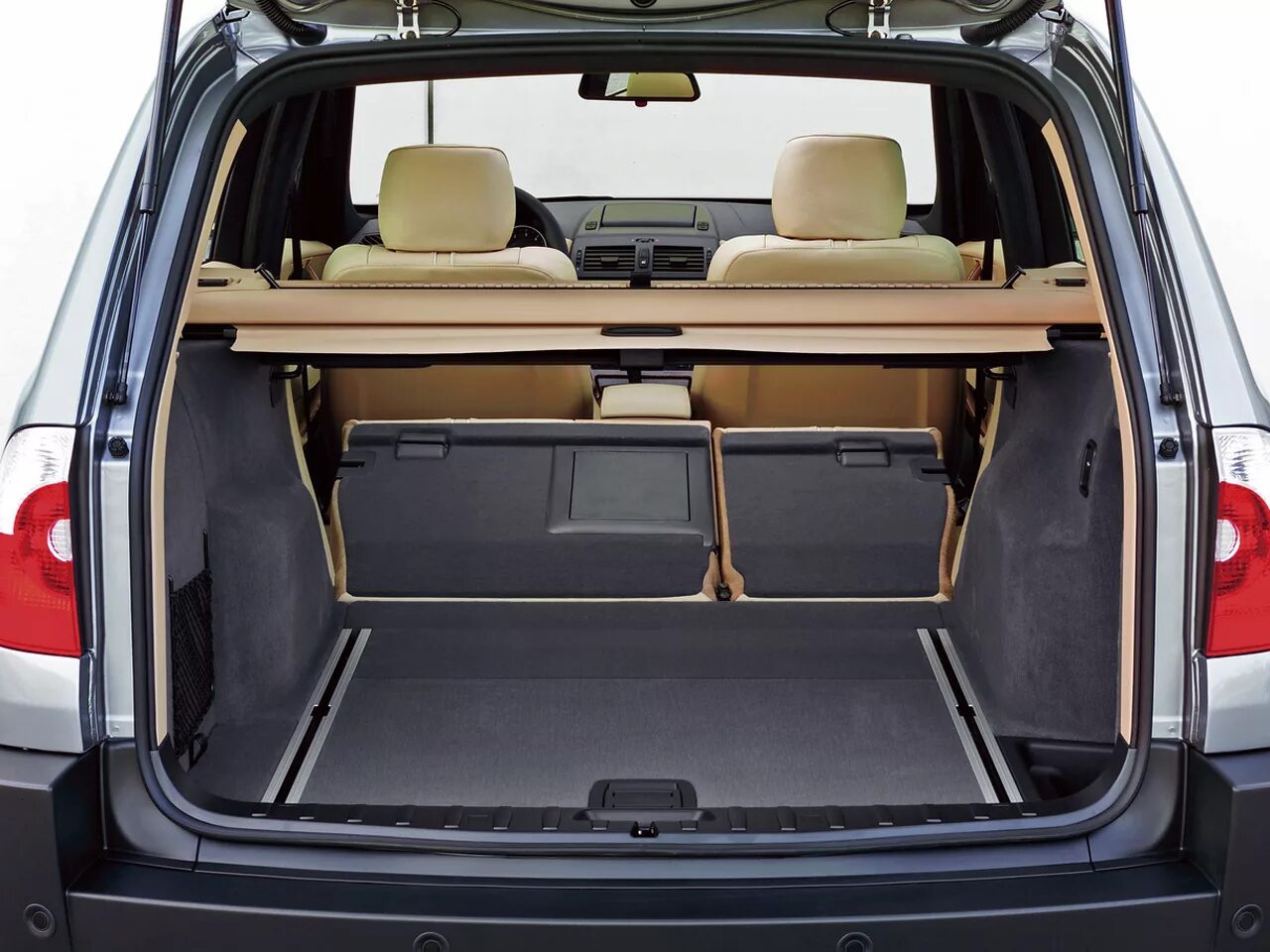 Bmw x3 e83 габариты багажника. Bmw x3 e83 багажник. E83 багажник. Bmw x3 багажник. Bmw x3 e83 багажник.