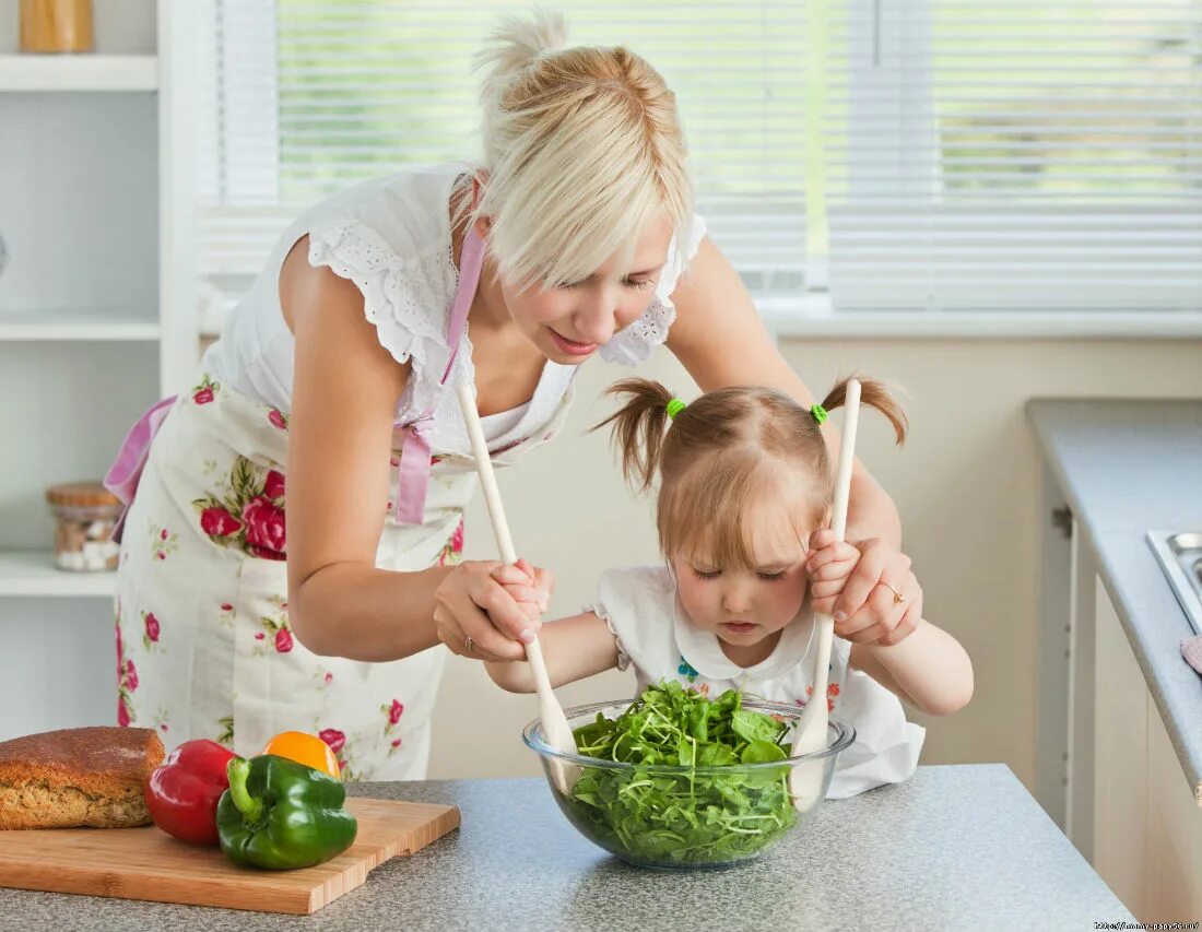 Кухня для детей. Готовка с детьми. Дети и родители на кухне. Дети помогают родителям.