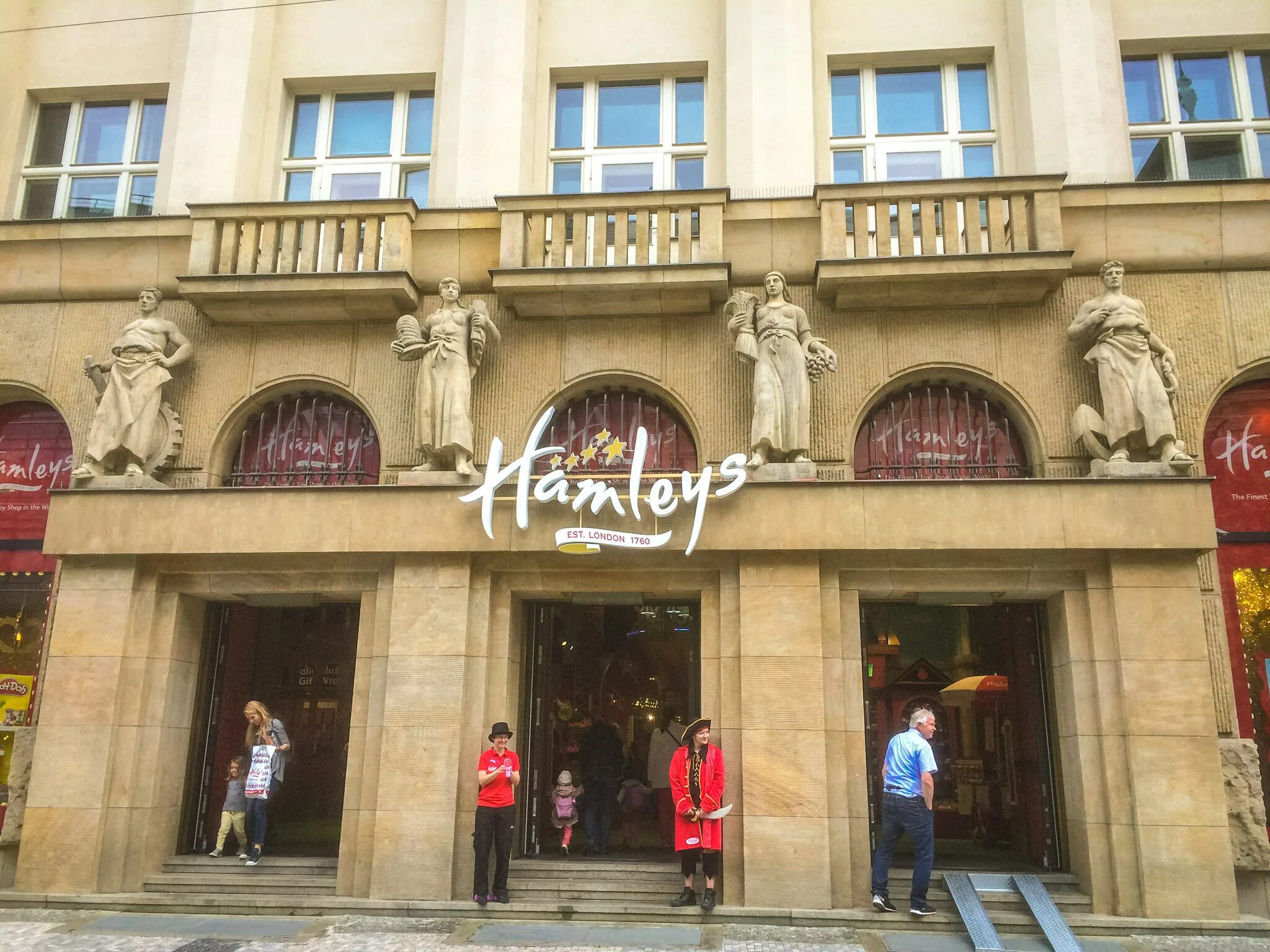 Hamleys london. Магазин игрушек Прага Hamleys. Hamleys в Лондоне. Магазин игрушек Лондон Hamleys Паддингтон. Hamleys магазин игрушек в Лондоне.