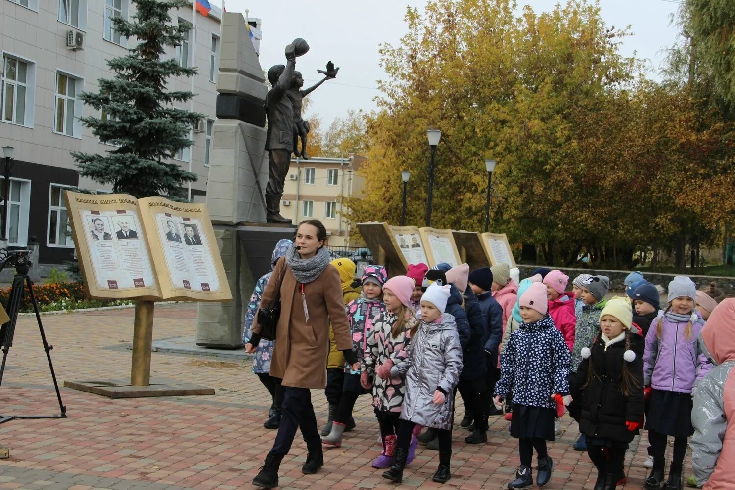 Погода г чернушка пермский край. Город Чернушка достопримечательности. Литературная город Чернушка. Глава города Чернушка. Памятник нефтяникам-первопроходцам Чернушка.