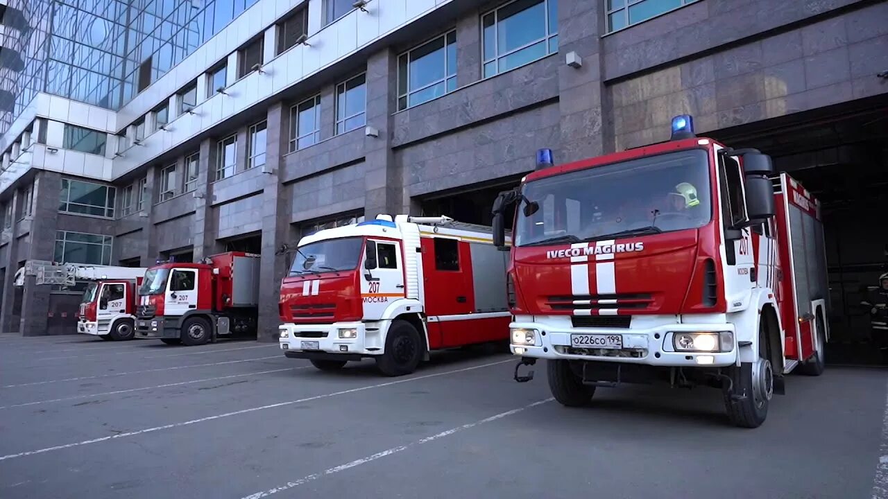 Выезд пожарной машины. Выезд пожарного автомобиля. Посадка в пожарный автомобиль. Пожарные выезд по тревоге.