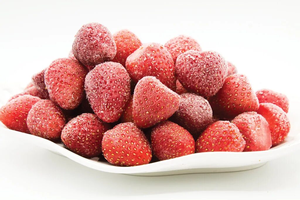 Freezing fruits. Клубника замороженная, вес. Frozen Fruits. Замороженная клубника круглое лето. Frozen Strawberries.