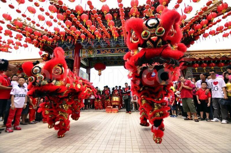 Celebrating chinese new year. Китайский новый год (chinese new year). ниан китайский новый год. канун нового года в китае. чудовище нянь китай.