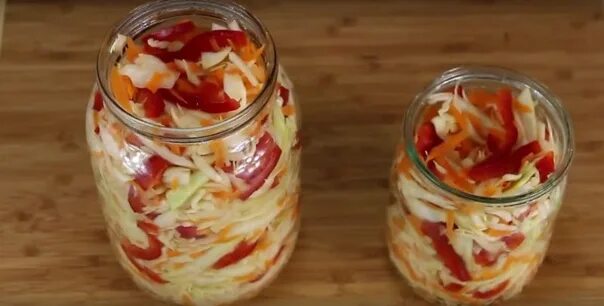 Капуста с перцем болгарским маринованная быстрого приготовления. Маринованная капуста с перцем картинки. Квашеная капуста в банке. Салаты на зиму. Капуста маринованная в банке с перцем.