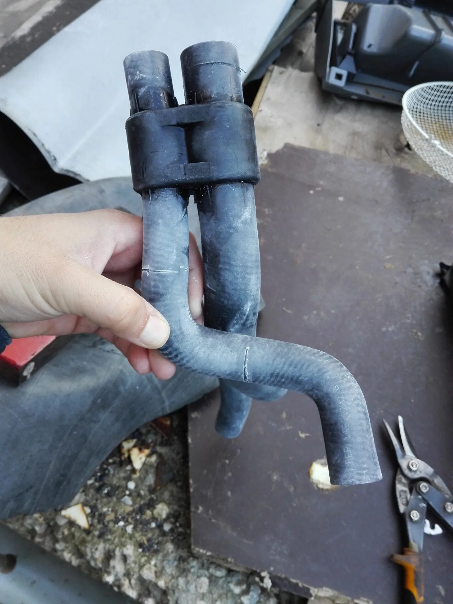 Патрубок печки снять рено. Патрубок радиатора печки рено сценик 1. Патрубок печки рено симбол 1. Замена патрубков печки volvo xc70 ii. Резинка патрубка рено меган 2.