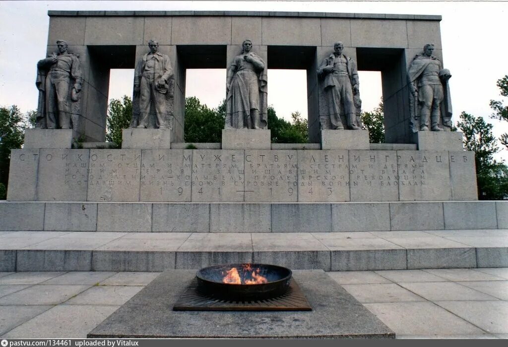 Памятник жертвам великой отечественной войны. Серафимовское кладбище мемориал блокады. Серафимовское кладбище Санкт Петербург мемориал блокада. Серафимовское кладбище Братские могилы. Мемориал жертвам блокады на Серафимовском кладбище.