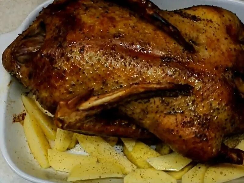 запечённая утка в духовке с картошкой. гусь в рукаве для запекания. утка в рукаве в духовке. утка в рукаве в духовке. утка запеченная в духовке целиком.